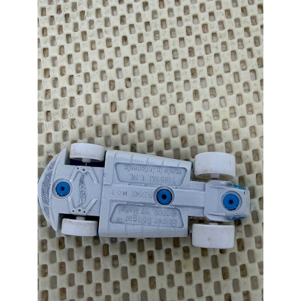 Hot Wheels Super Stinger Blue White Tribal Flames Diecast Toy Car FJX42 2017 EUC